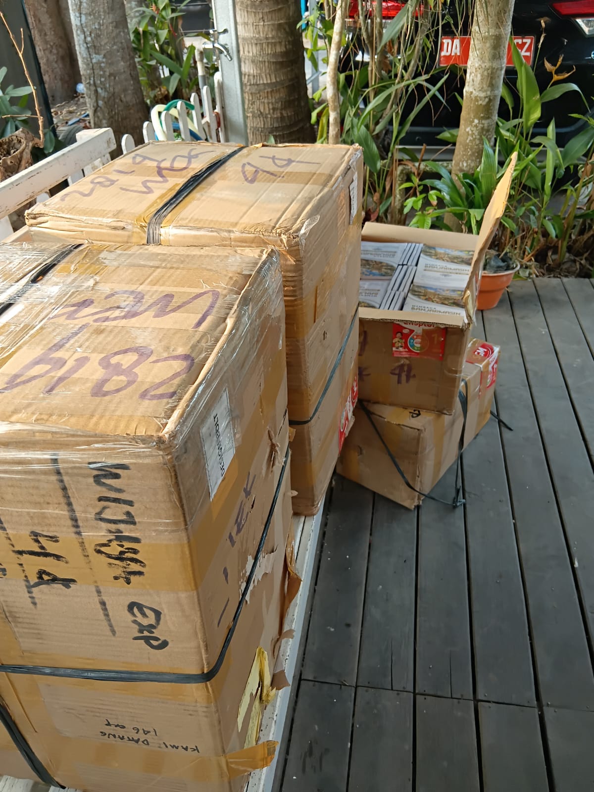 Kotak-kotak pesanan cetak ulang Buku Kami Datang untuk Kalimantan dari Palangka Raya