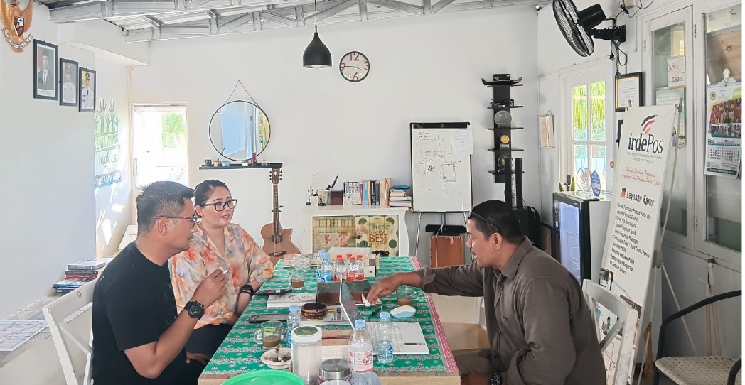 Diskusi penerbitan Buku Kami Datang Untuk Kalimantan bersama tiga peserta