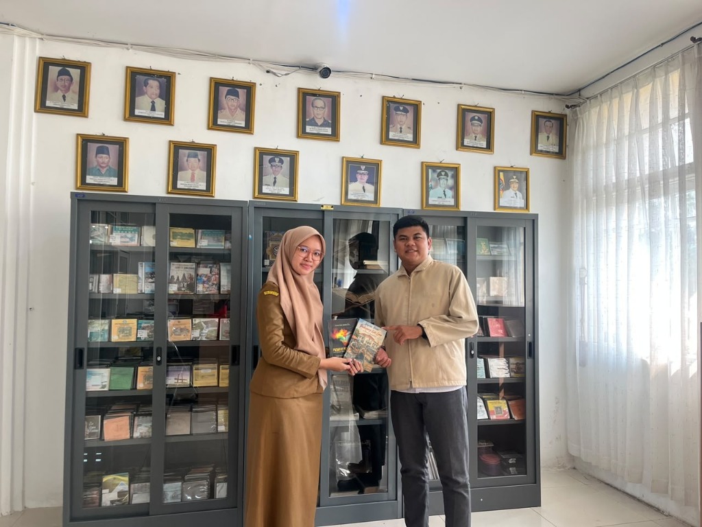 Penyerahan KCKR di Perpusda Prov Kalsel oleh staf Penerbit CV Pustaka Banua Raya