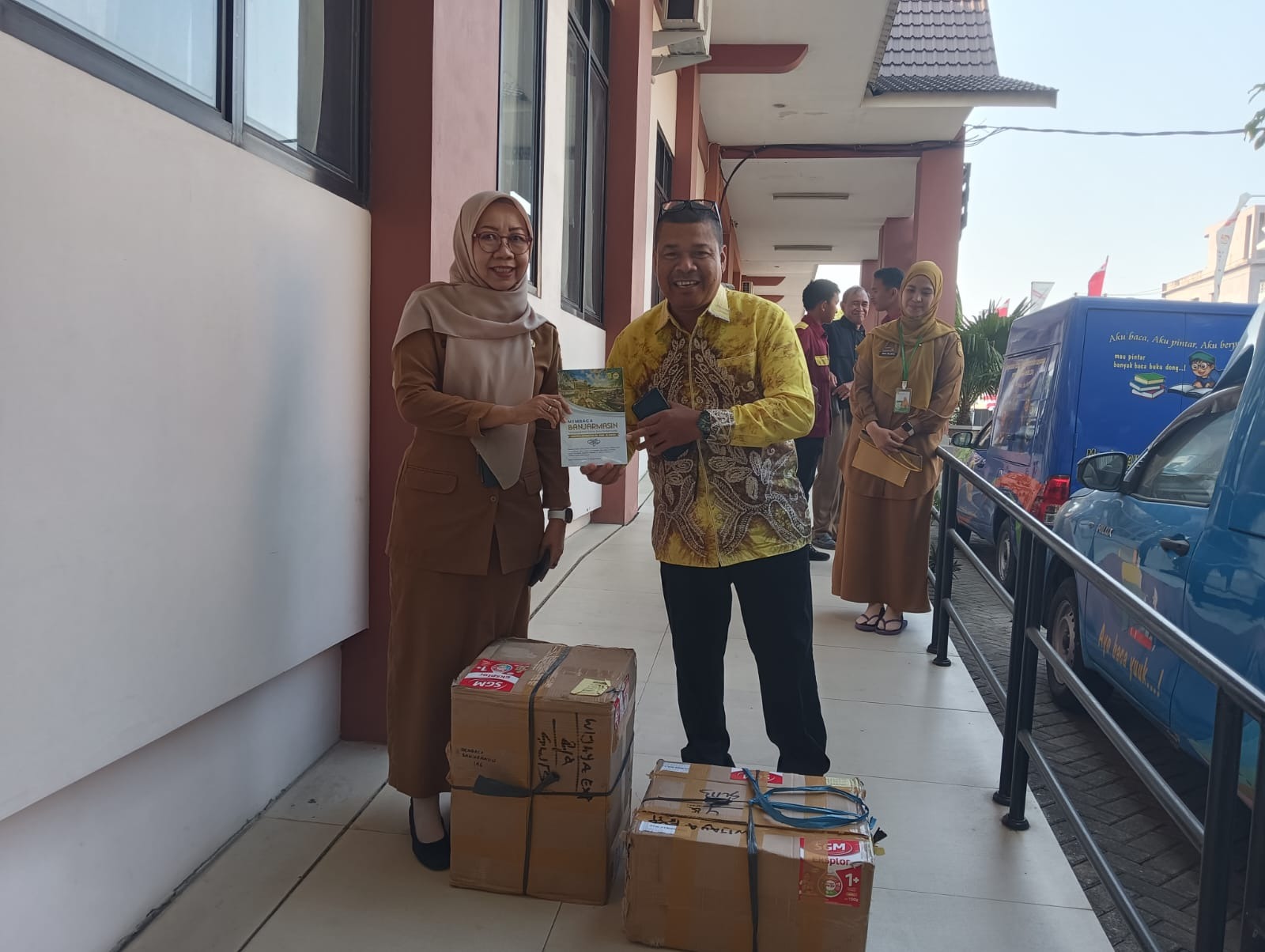 Penyerahan Buku Membaca Banjarmasin kepada Kepala Dinas Perpustakaan dan Kearsipan Kota Banjarmasin, Ibu Windiasti Kartika